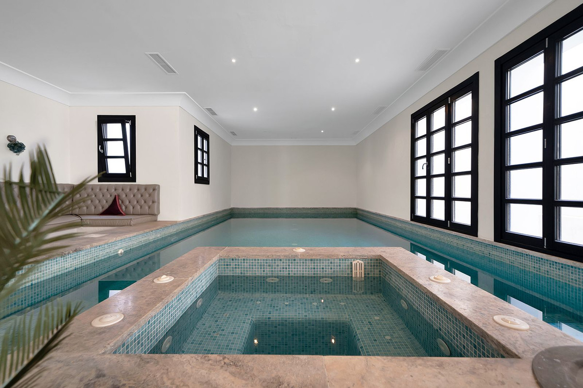 5 Bed Townhouse for sale in Benahavís Costa Del Sol, Málaga, Spain