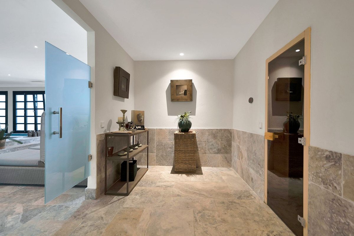 5 Bed Townhouse for sale in Benahavís Costa Del Sol, Málaga, Spain