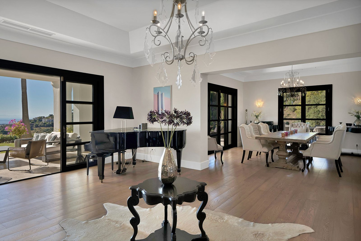5 Bed Townhouse for sale in Benahavís Costa Del Sol, Málaga, Spain