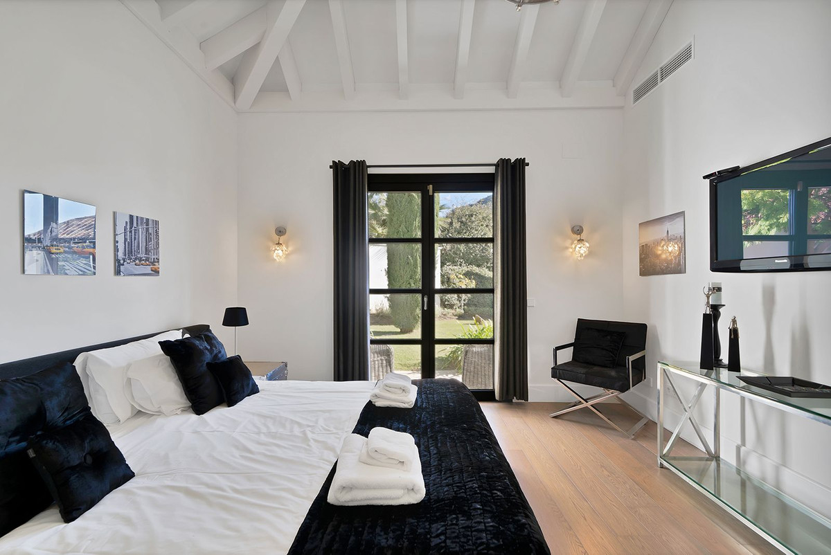 5 Bed Townhouse for sale in Benahavís Costa Del Sol, Málaga, Spain
