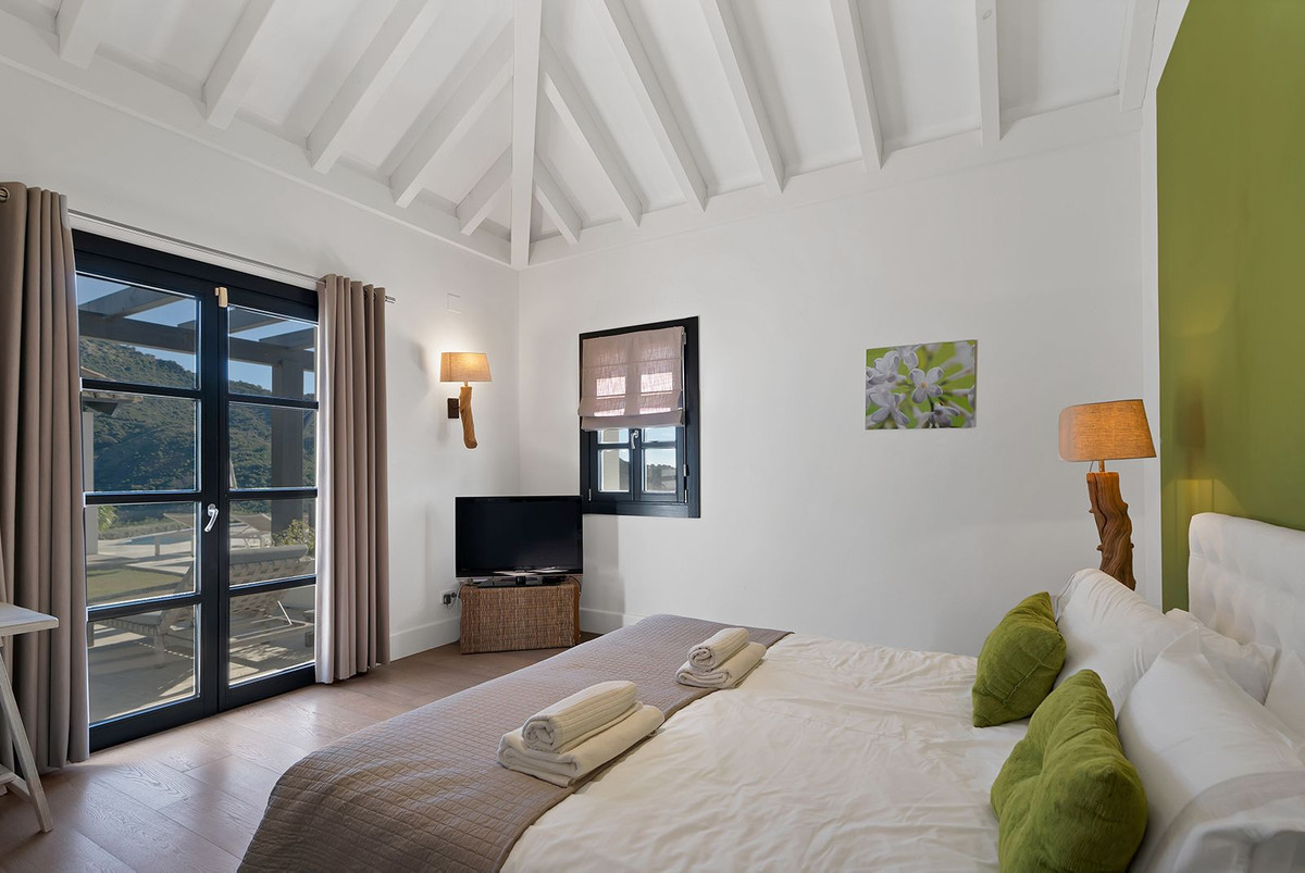 5 Bed Townhouse for sale in Benahavís Costa Del Sol, Málaga, Spain
