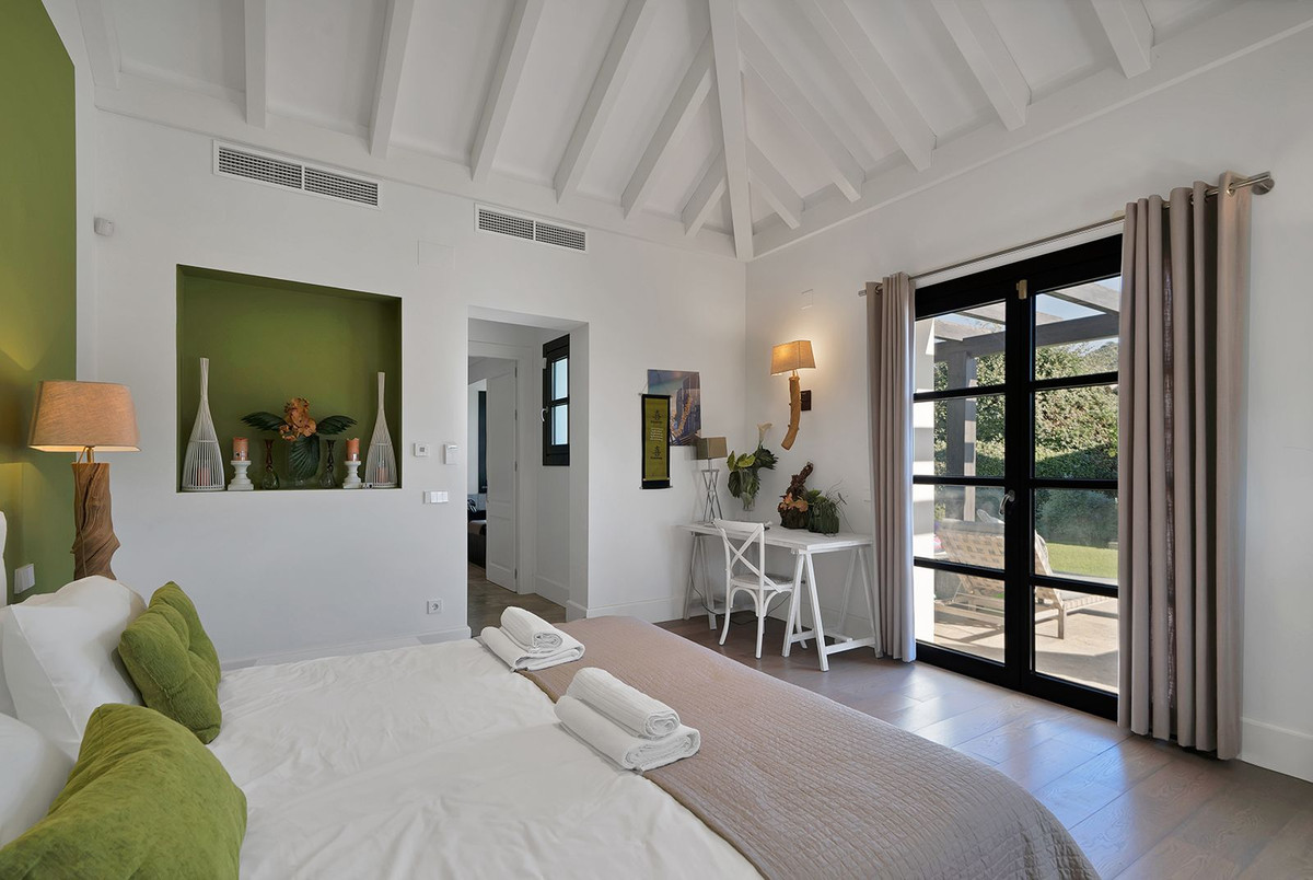 5 Bed Townhouse for sale in Benahavís Costa Del Sol, Málaga, Spain