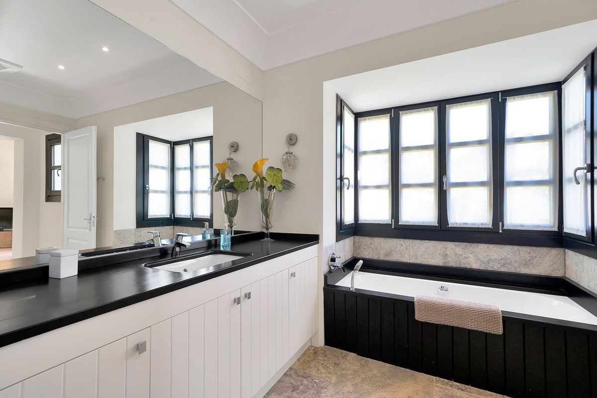 5 Bed Townhouse for sale in Benahavís Costa Del Sol, Málaga, Spain