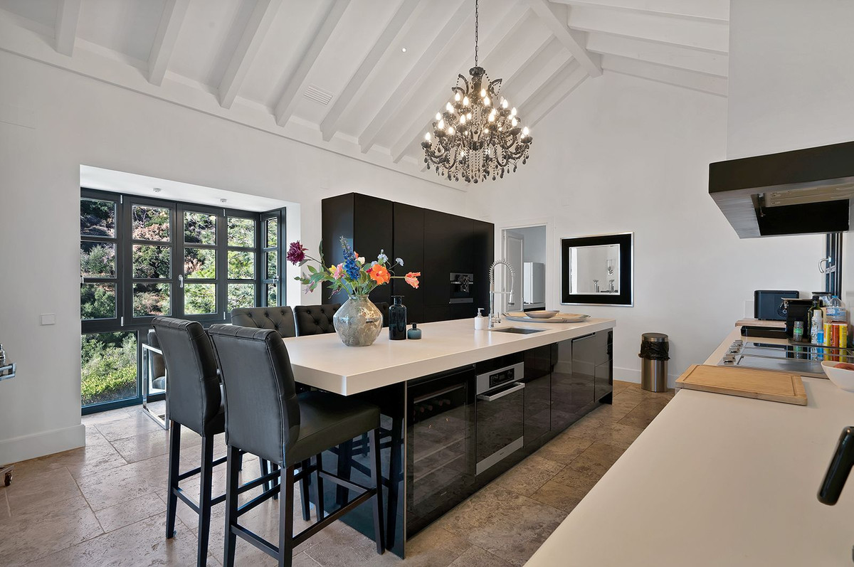 5 Bed Townhouse for sale in Benahavís Costa Del Sol, Málaga, Spain