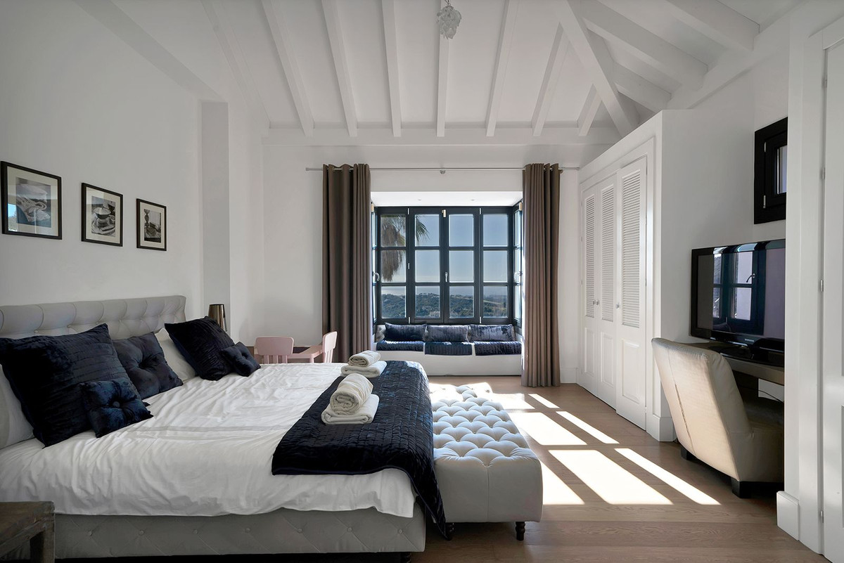5 Bed Townhouse for sale in Benahavís Costa Del Sol, Málaga, Spain