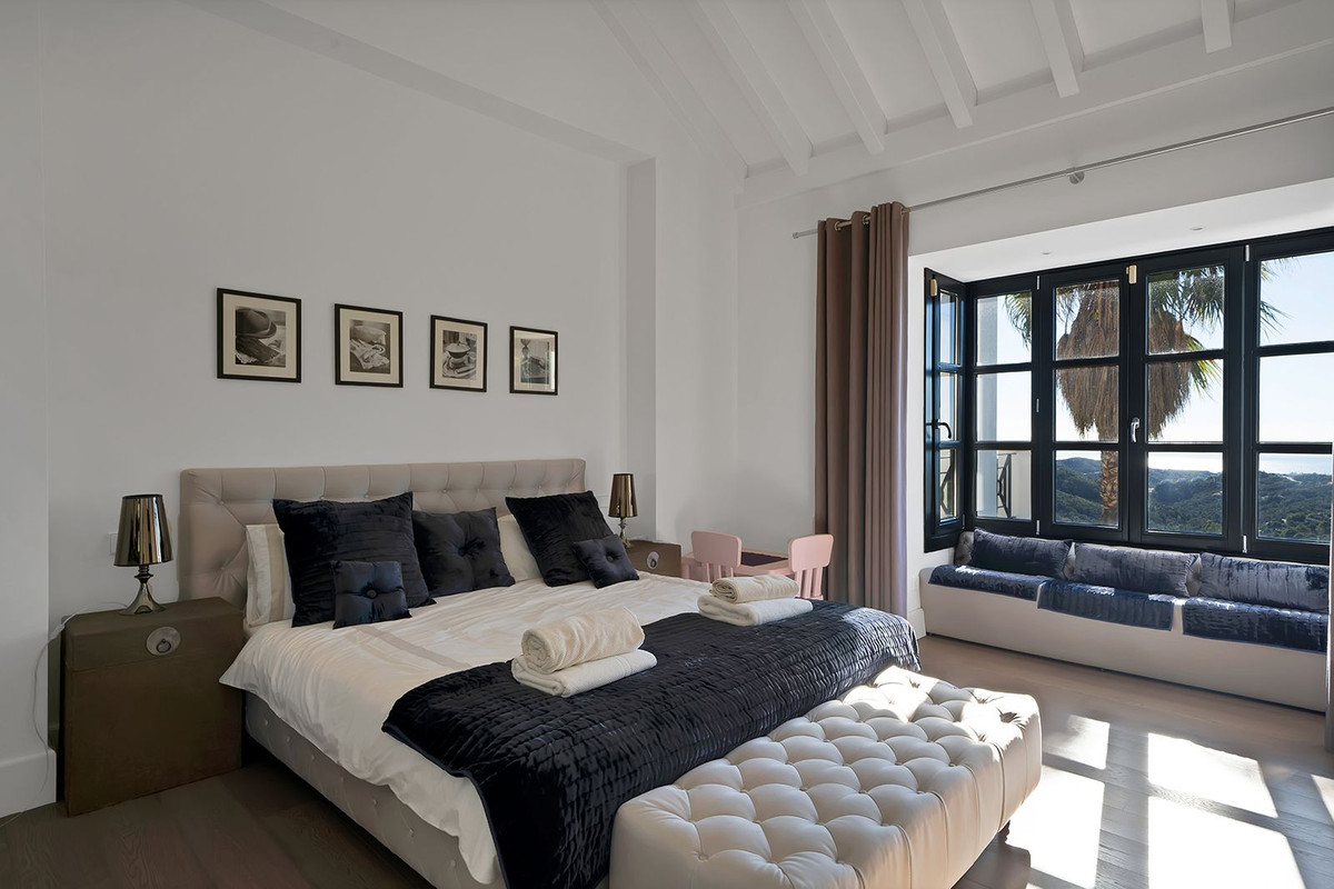 5 Bed Townhouse for sale in Benahavís Costa Del Sol, Málaga, Spain