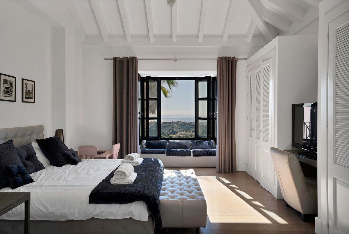 5 Bed Townhouse for sale in Benahavís Costa Del Sol, Málaga, Spain