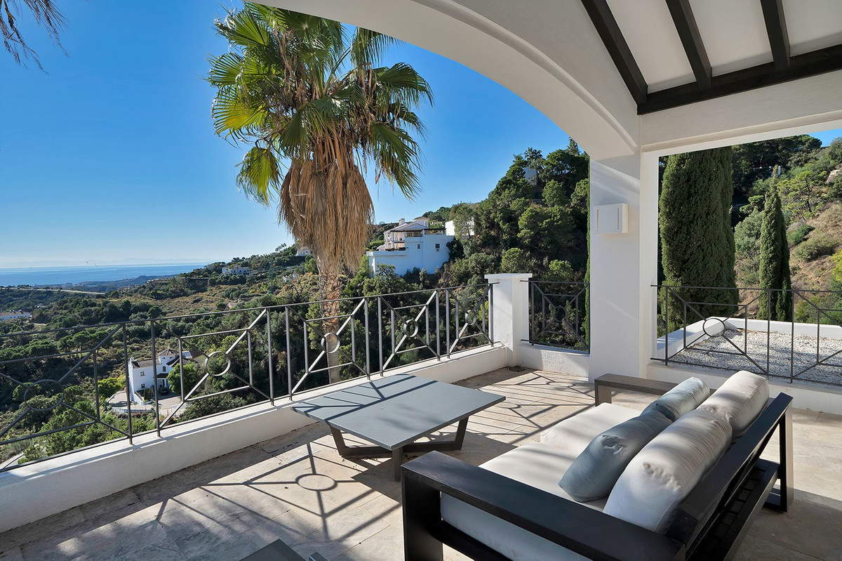 5 Bed Townhouse for sale in Benahavís Costa Del Sol, Málaga, Spain