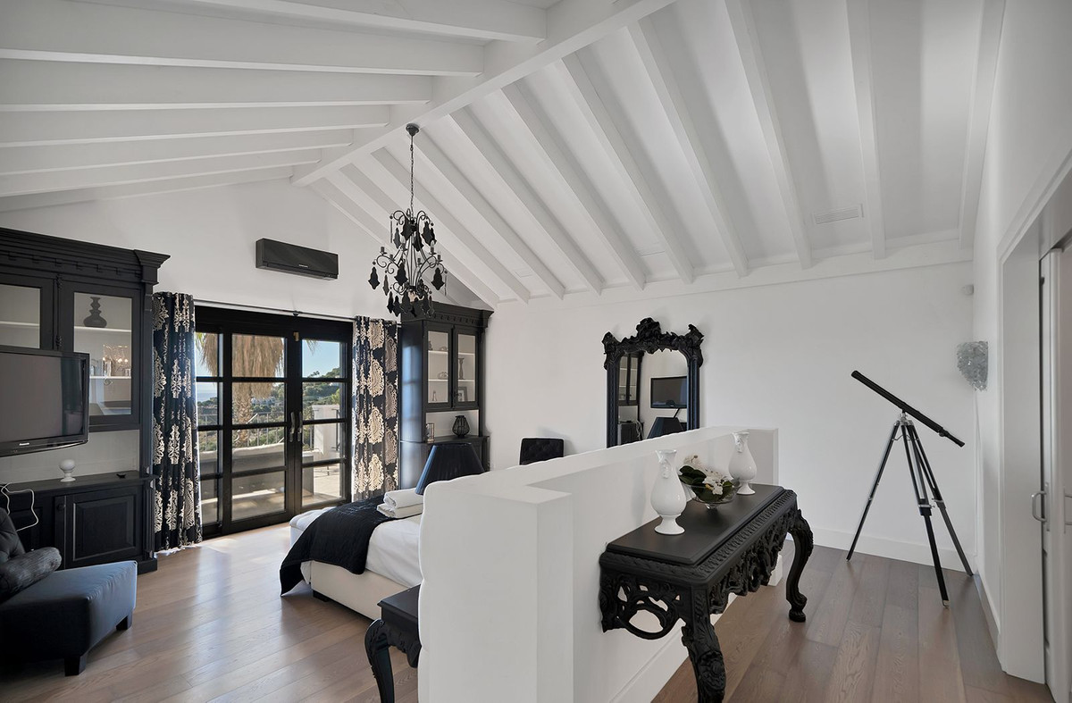 5 Bed Townhouse for sale in Benahavís Costa Del Sol, Málaga, Spain