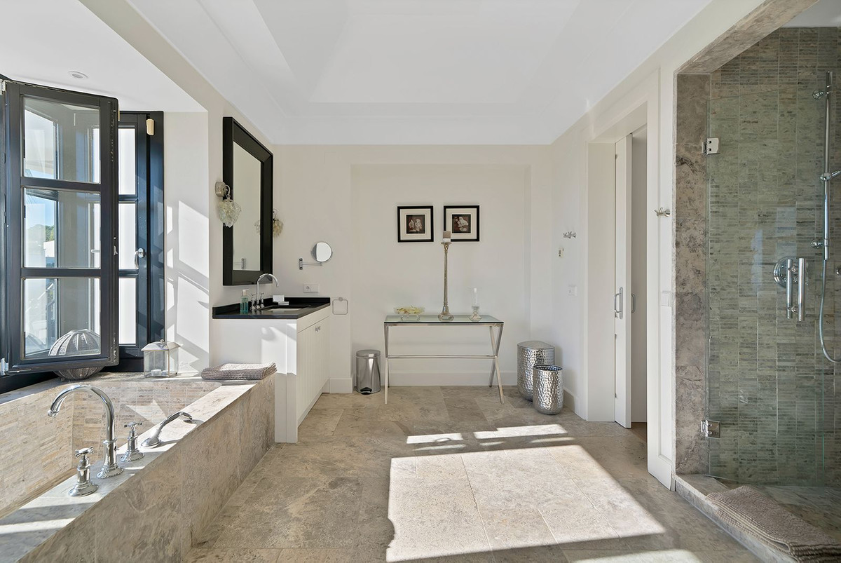 5 Bed Townhouse for sale in Benahavís Costa Del Sol, Málaga, Spain