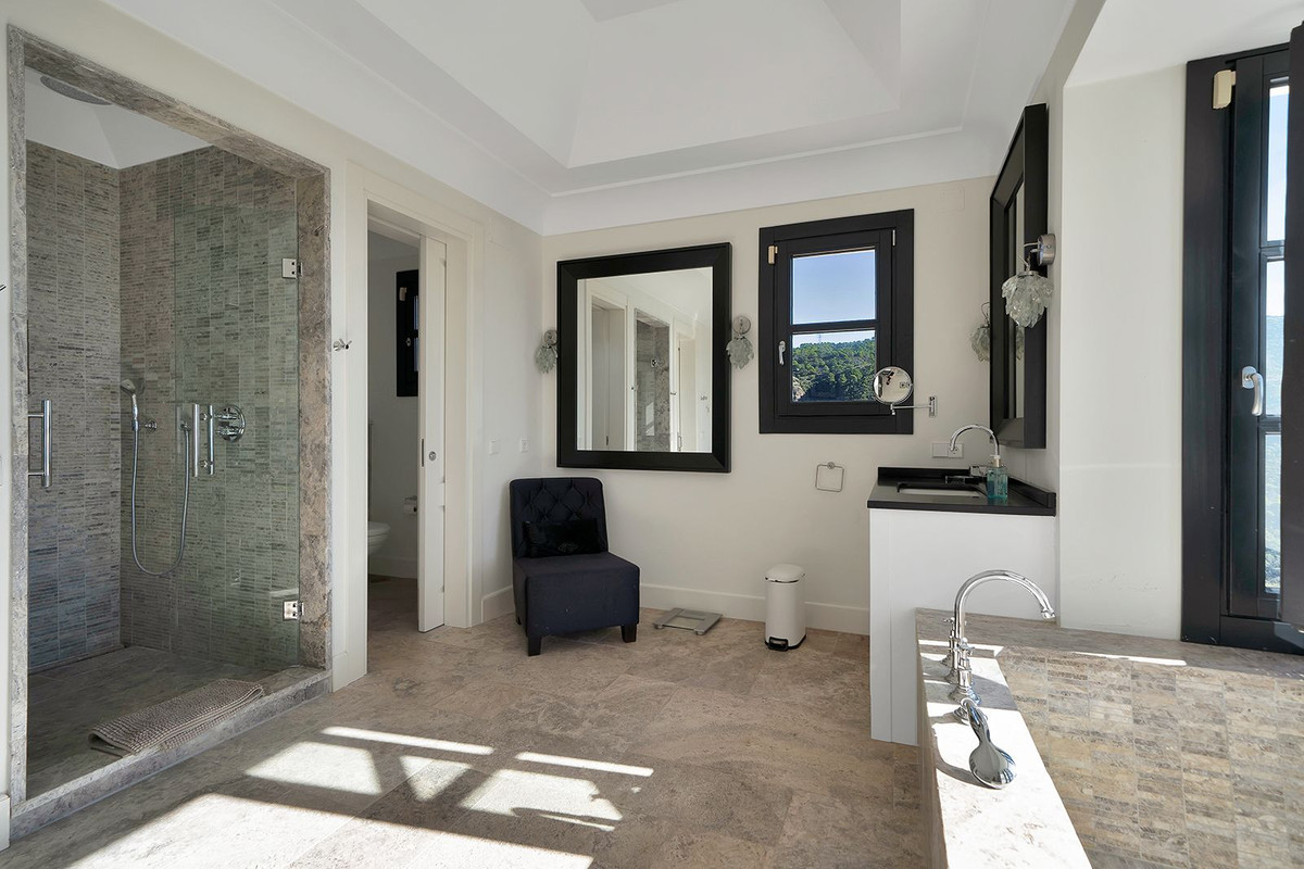 5 Bed Townhouse for sale in Benahavís Costa Del Sol, Málaga, Spain