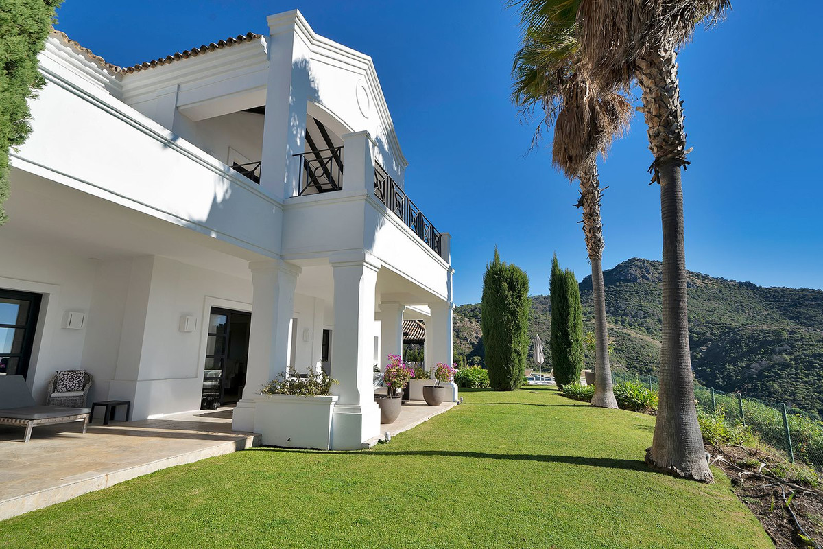 5 Bed Townhouse for sale in Benahavís Costa Del Sol, Málaga, Spain