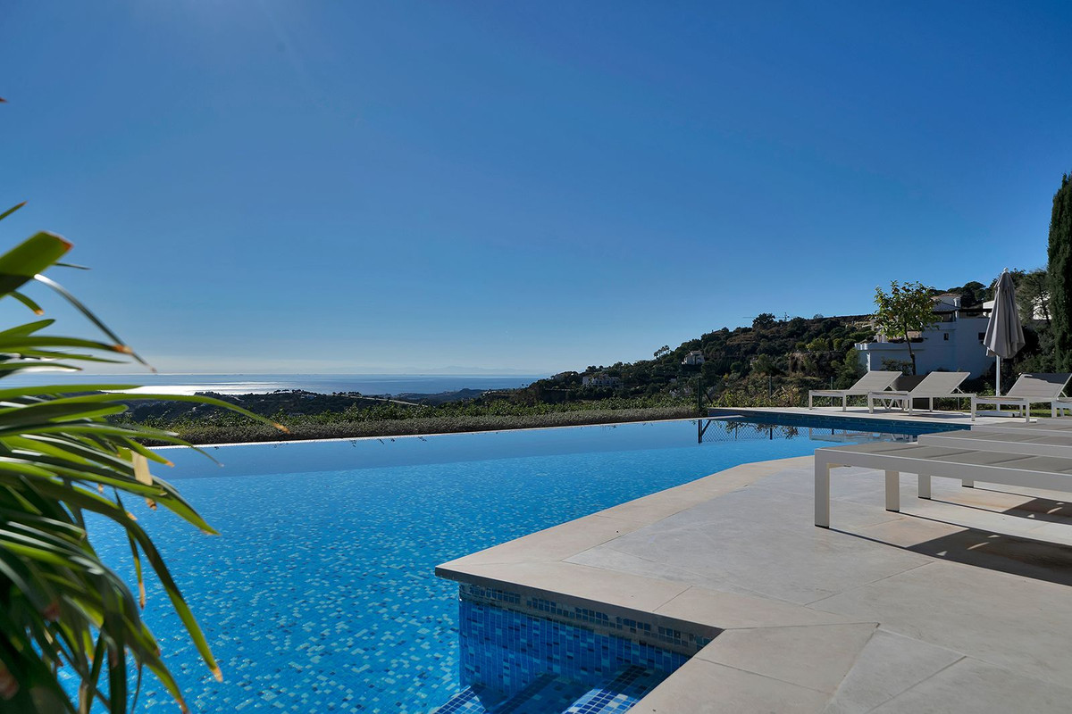 5 Bed Townhouse for sale in Benahavís Costa Del Sol, Málaga, Spain
