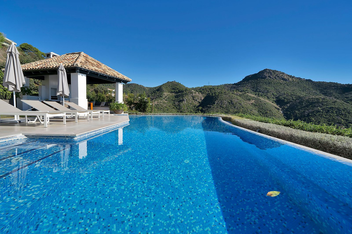 5 Bed Townhouse for sale in Benahavís Costa Del Sol, Málaga, Spain