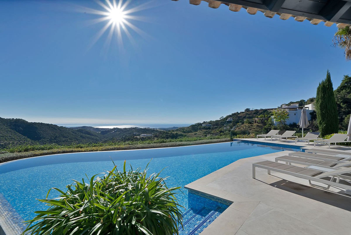 5 Bed Townhouse for sale in Benahavís Costa Del Sol, Málaga, Spain