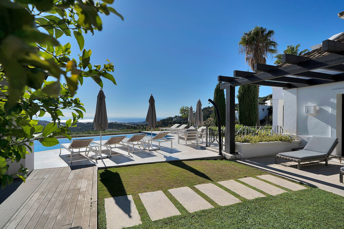 5 Bed Townhouse for sale in Benahavís Costa Del Sol, Málaga, Spain
