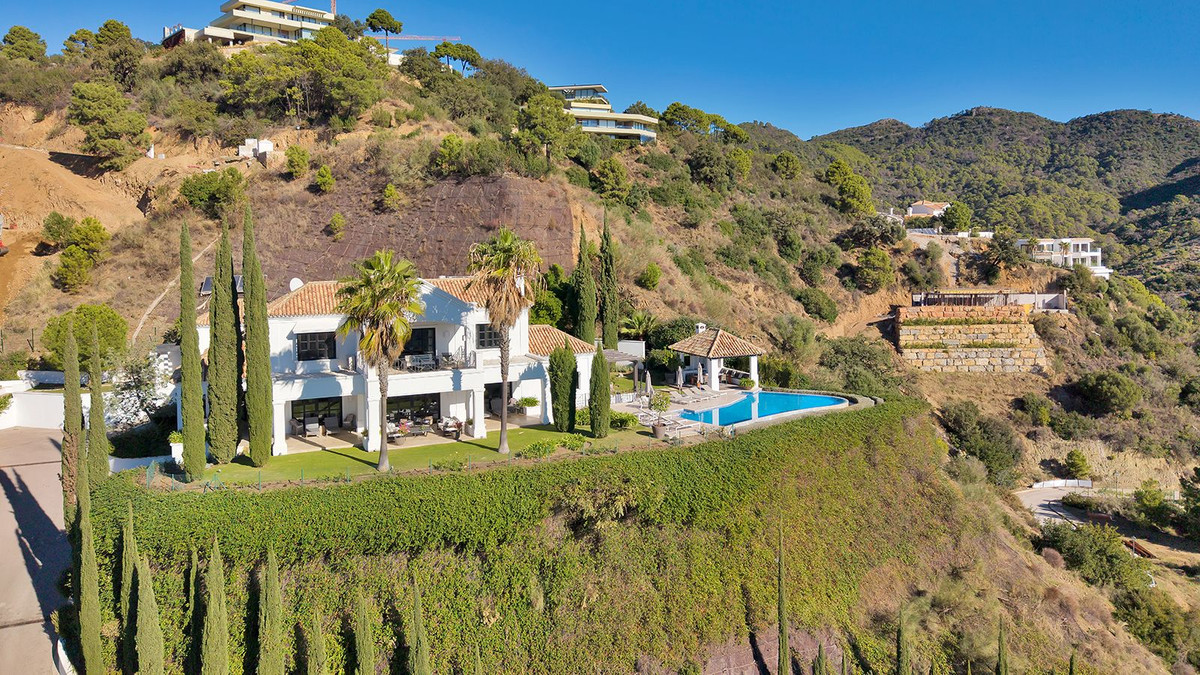 5 Bed Townhouse for sale in Benahavís Costa Del Sol, Málaga, Spain