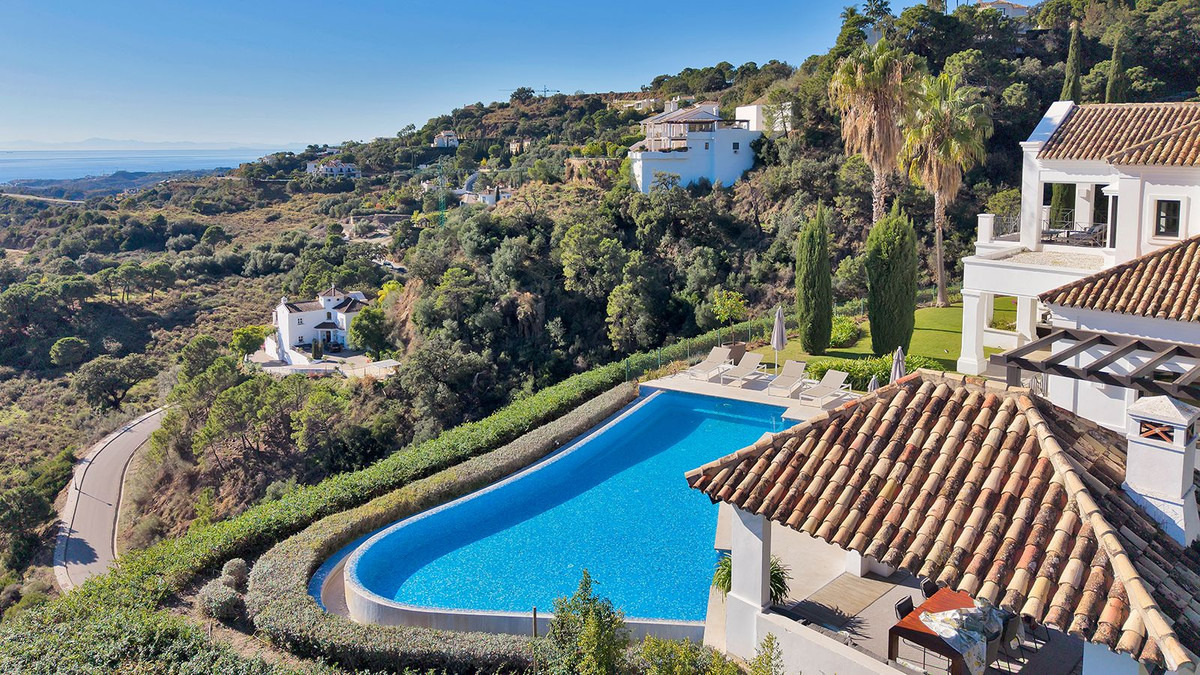 5 Bed Townhouse for sale in Benahavís Costa Del Sol, Málaga, Spain