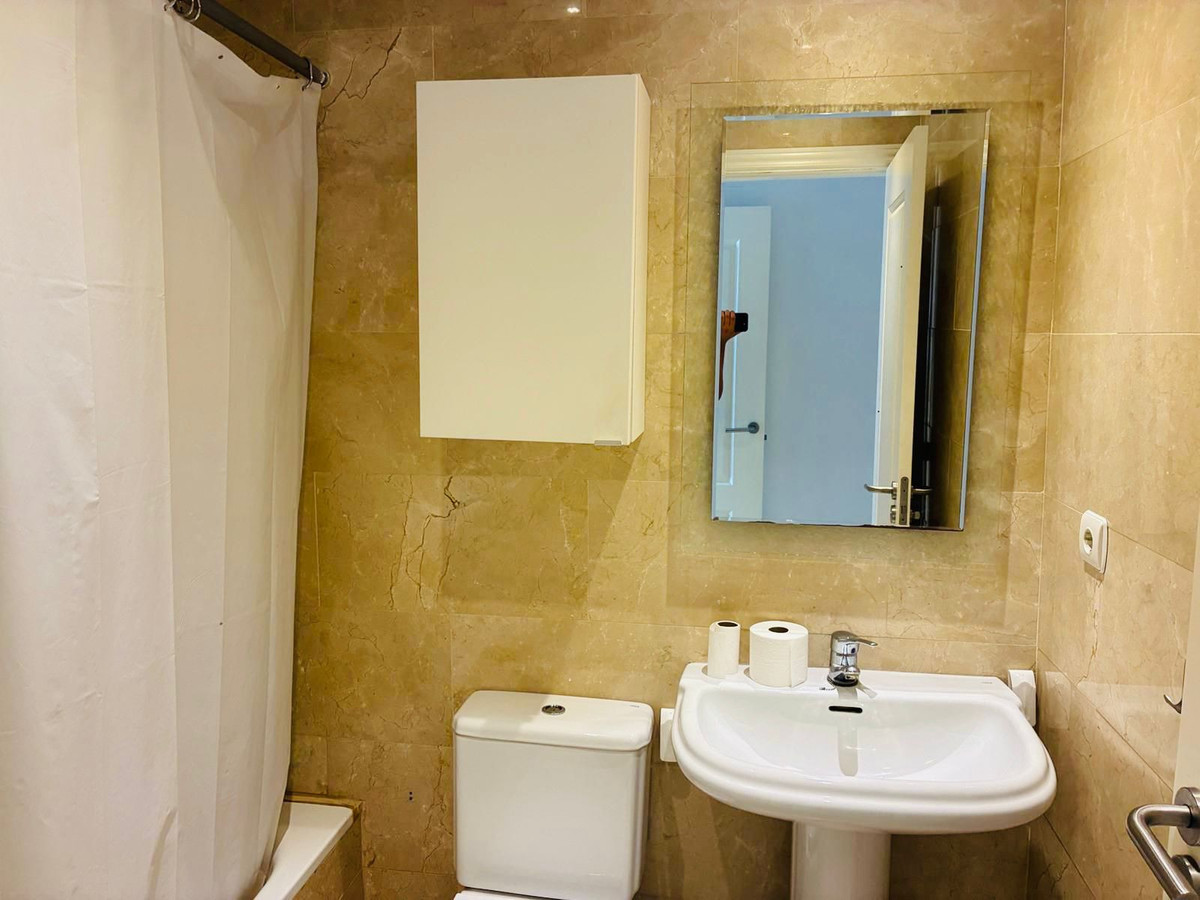 Se vende Apartamento Planta Media de 2 dormitorios en Costa Del Sol, Málaga, España