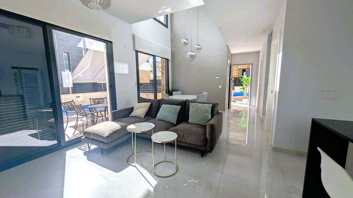 Se vende Villa - Chalet de 4 dormitorios en Costa Blanca, Alicante, España