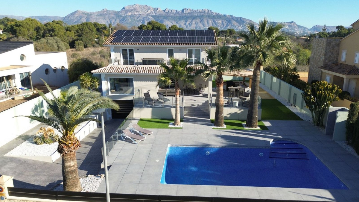 4 Bed Townhouse for sale in Lalfás Del Pi Costa Blanca, Alicante, Spain