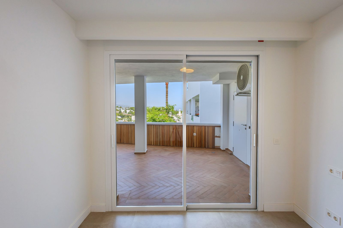 2 Bed Apartment for sale in Nueva Andalucía Costa Del Sol, Málaga, Spain