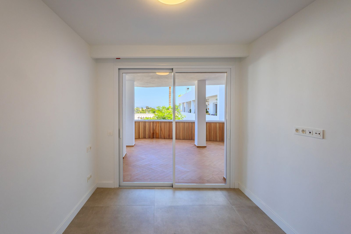 2 Bed Apartment for sale in Nueva Andalucía Costa Del Sol, Málaga, Spain