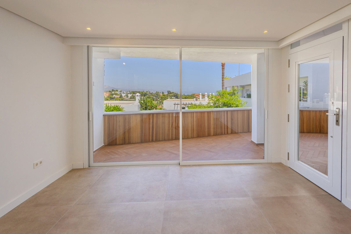 2 Bed Apartment for sale in Nueva Andalucía Costa Del Sol, Málaga, Spain