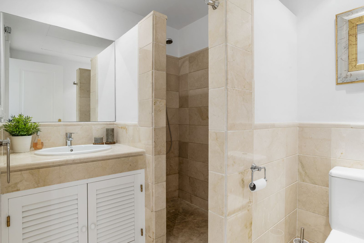 2 Bed Apartment for sale in Benahavís Costa Del Sol, Málaga, Spain
