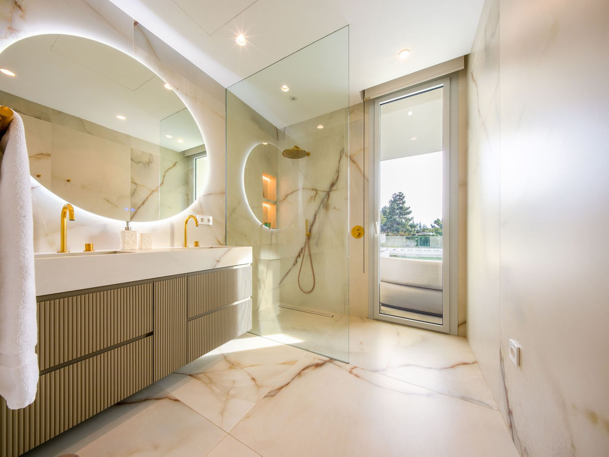 Se vende Villa - Chalet de 5 dormitorios en Costa Del Sol, Málaga, España