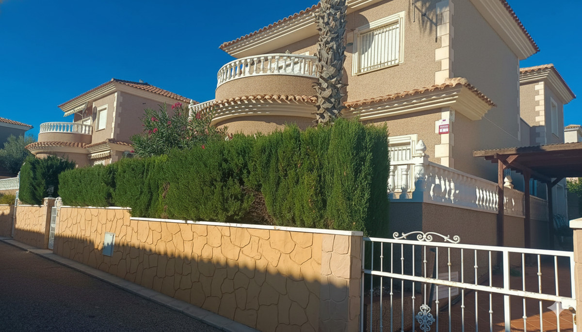 4 Bed Townhouse for sale in Los Altos Costa Blanca, Alicante, Spain