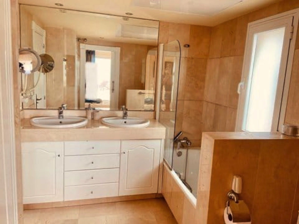 2 Bed Apartment for sale in Estepona Costa Del Sol, Málaga, Spain