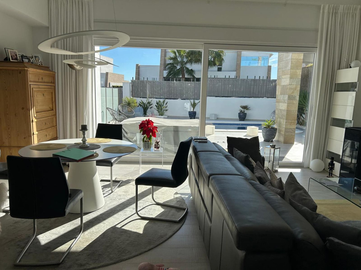 Se vende Villa - Chalet de 3 dormitorios en Costa Blanca, Alicante, España