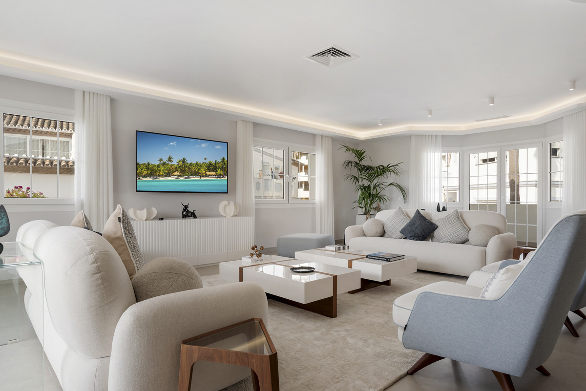 5 Bed Apartment for sale in Nueva Andalucía Costa Del Sol, Málaga, Spain