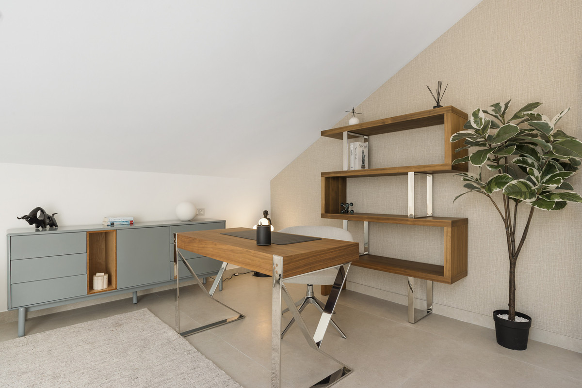 5 Bed Apartment for sale in Nueva Andalucía Costa Del Sol, Málaga, Spain