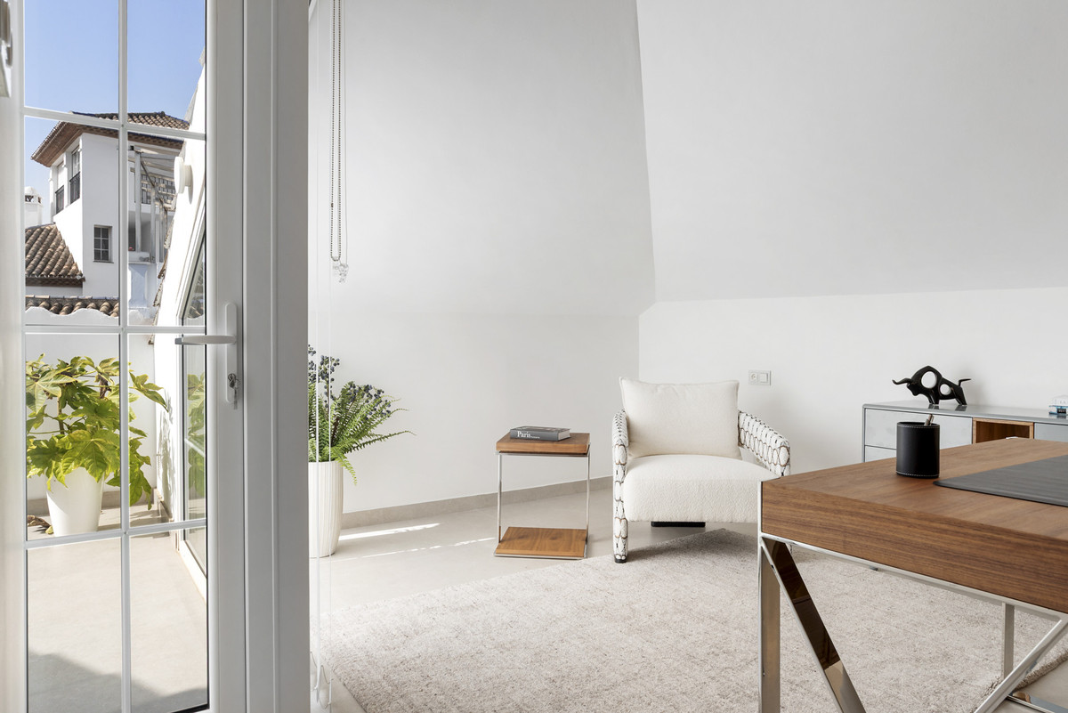 5 Bed Apartment for sale in Nueva Andalucía Costa Del Sol, Málaga, Spain
