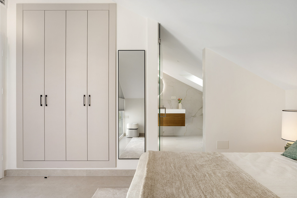 5 Bed Apartment for sale in Nueva Andalucía Costa Del Sol, Málaga, Spain