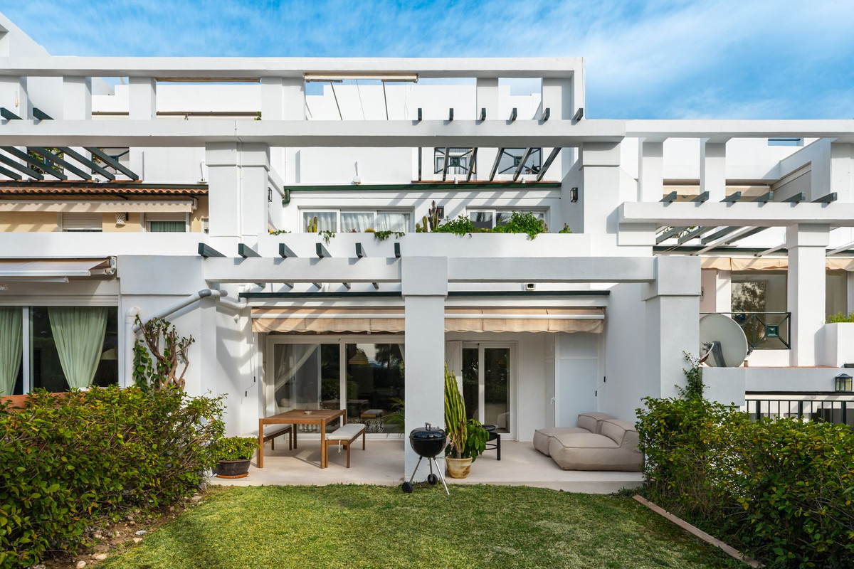 2 Bed Apartment for sale in La Quinta Costa Del Sol, Málaga, Spain