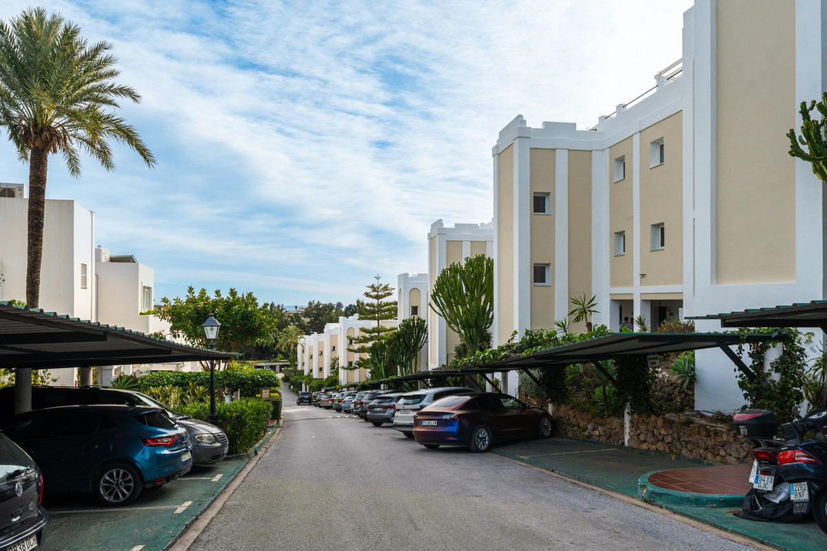 2 Bed Apartment for sale in La Quinta Costa Del Sol, Málaga, Spain