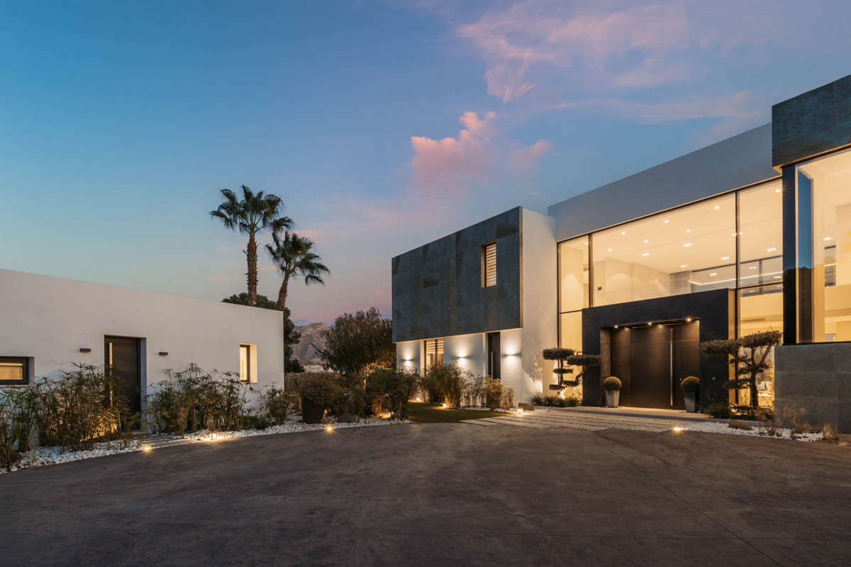 Se vende Villa - Chalet de 5 dormitorios en Costa Del Sol, Málaga, España