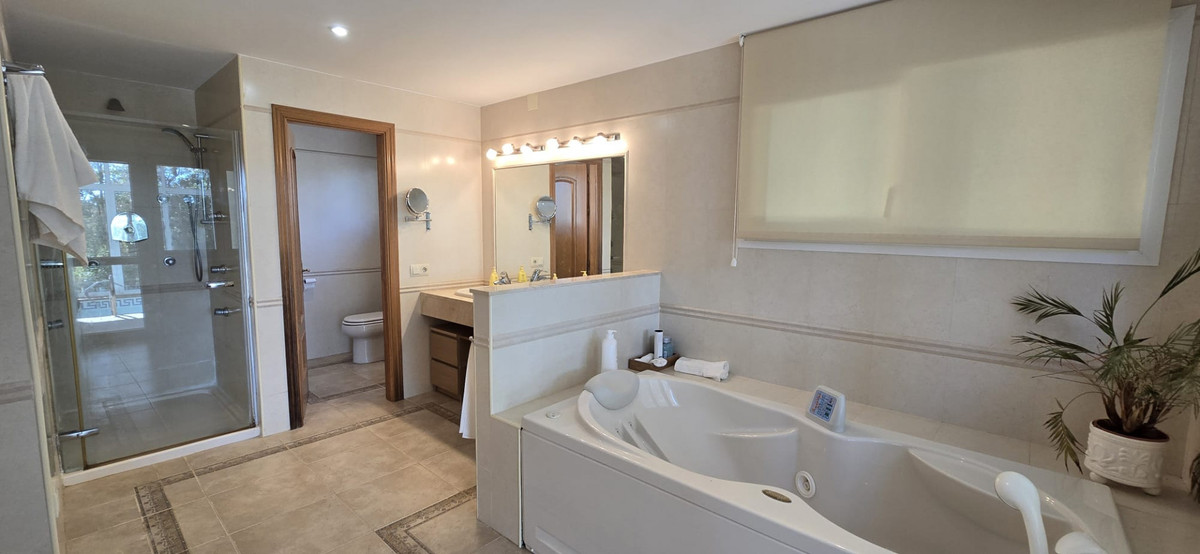 Se vende Villa - Chalet de 6 dormitorios en Costa Del Sol, Málaga, España