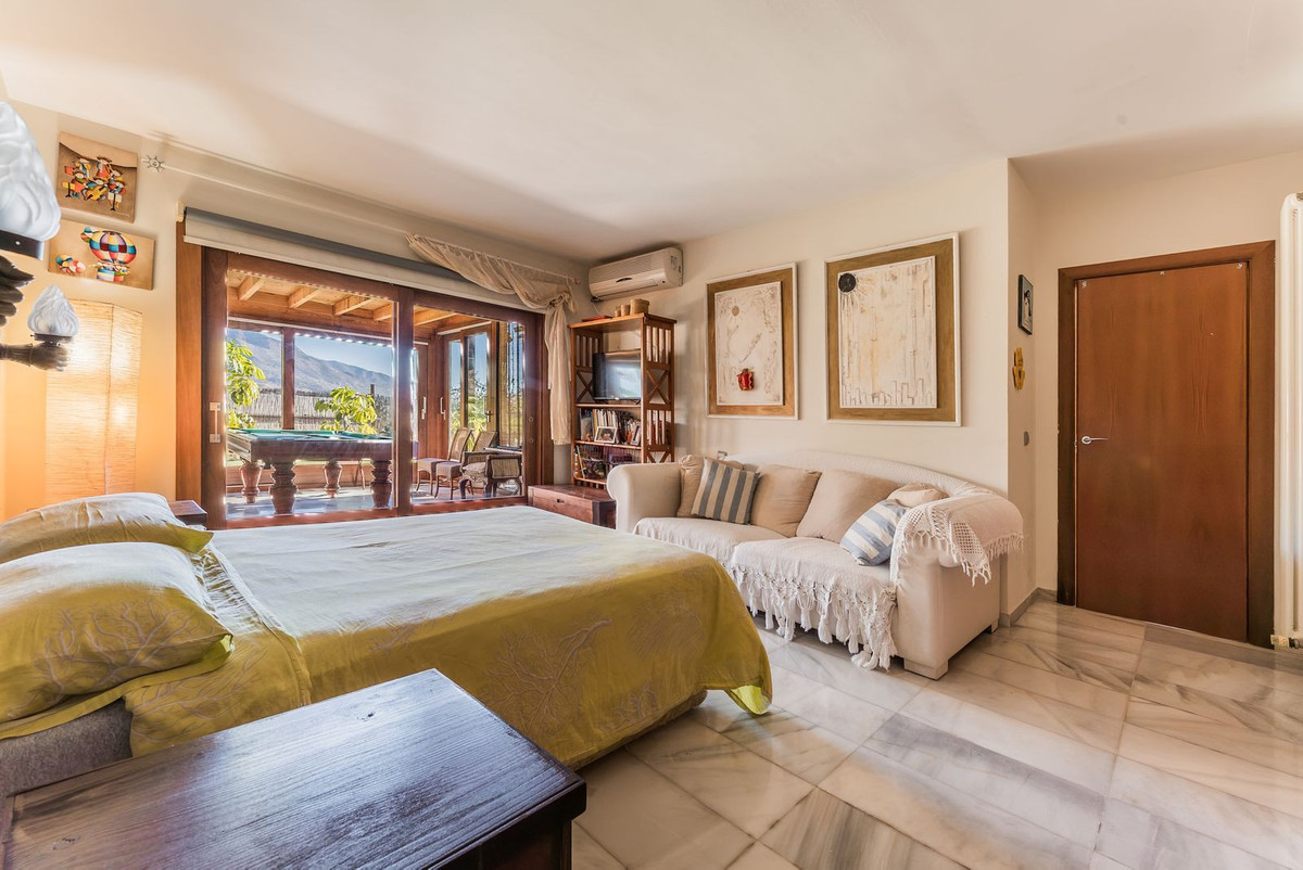7 Bed Townhouse for sale in Nueva Andalucía Costa Del Sol, Málaga, Spain