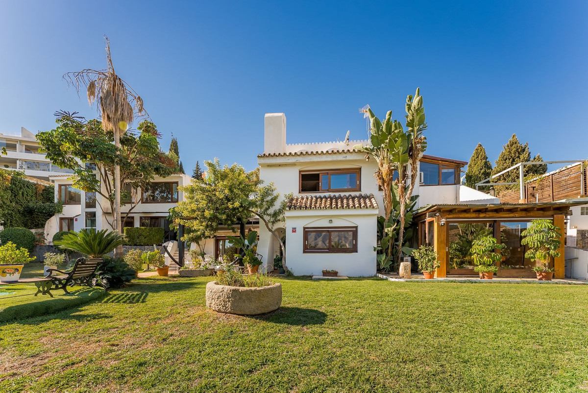 7 Bed Townhouse for sale in Nueva Andalucía Costa Del Sol, Málaga, Spain