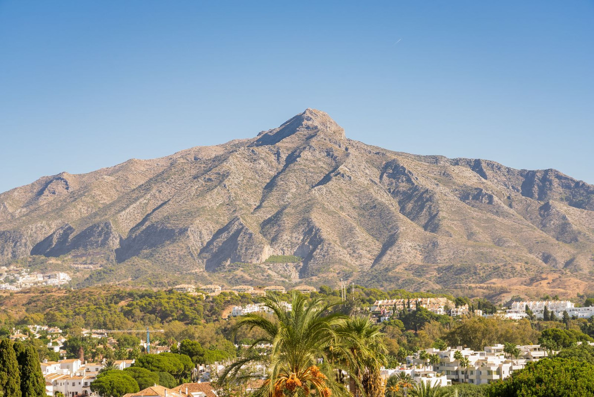 7 Bed Townhouse for sale in Nueva Andalucía Costa Del Sol, Málaga, Spain
