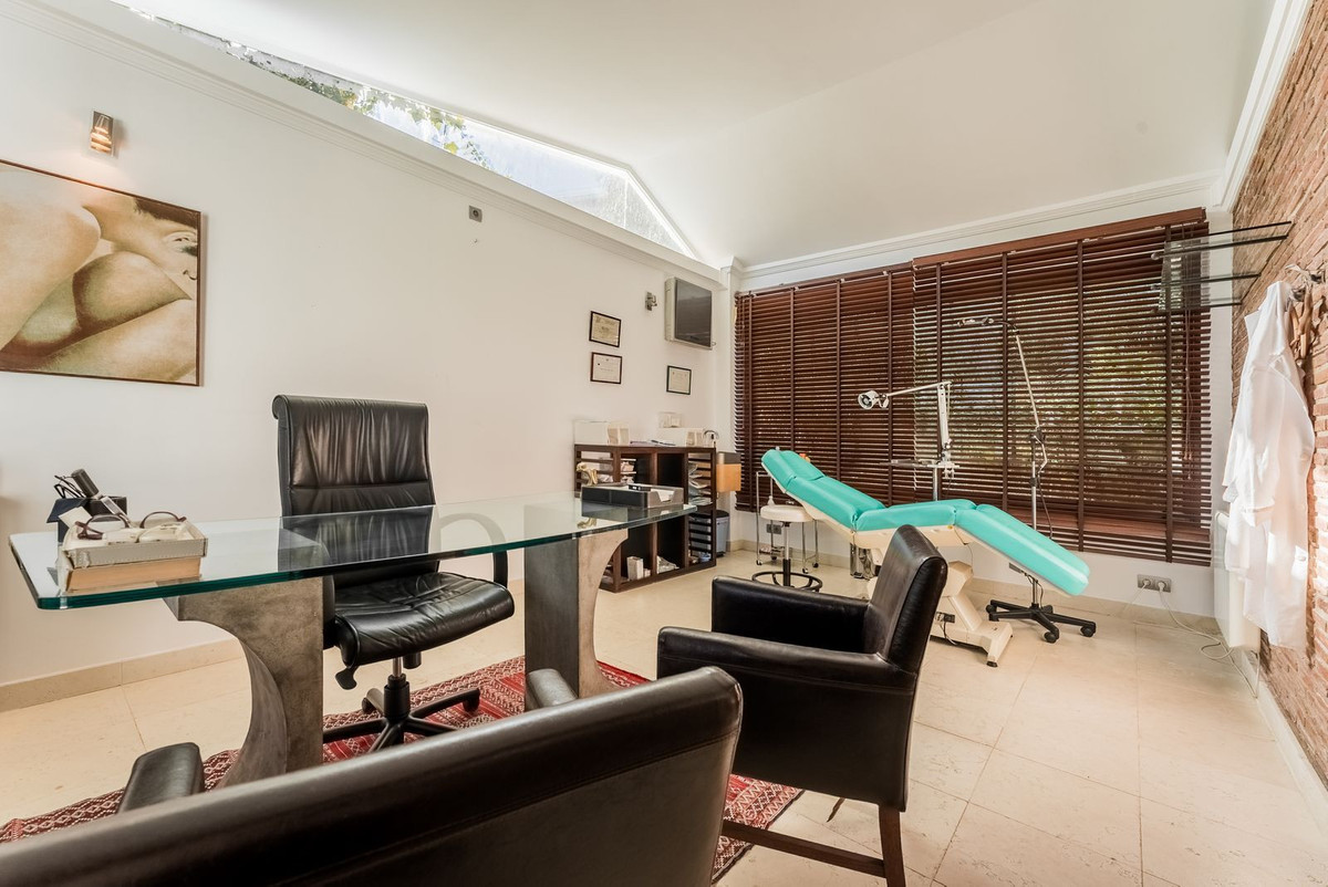 7 Bed Townhouse for sale in Nueva Andalucía Costa Del Sol, Málaga, Spain