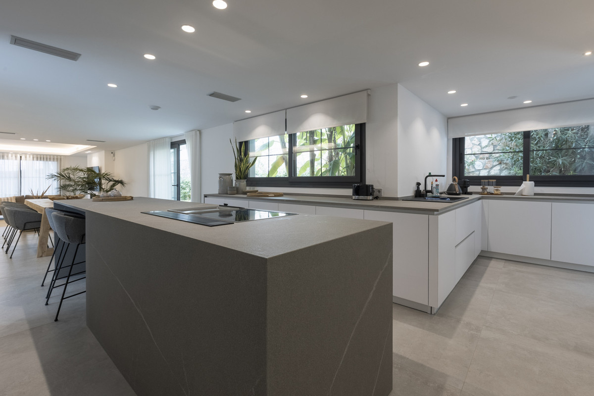 Se vende Villa - Chalet de 5 dormitorios en Costa Del Sol, Málaga, España