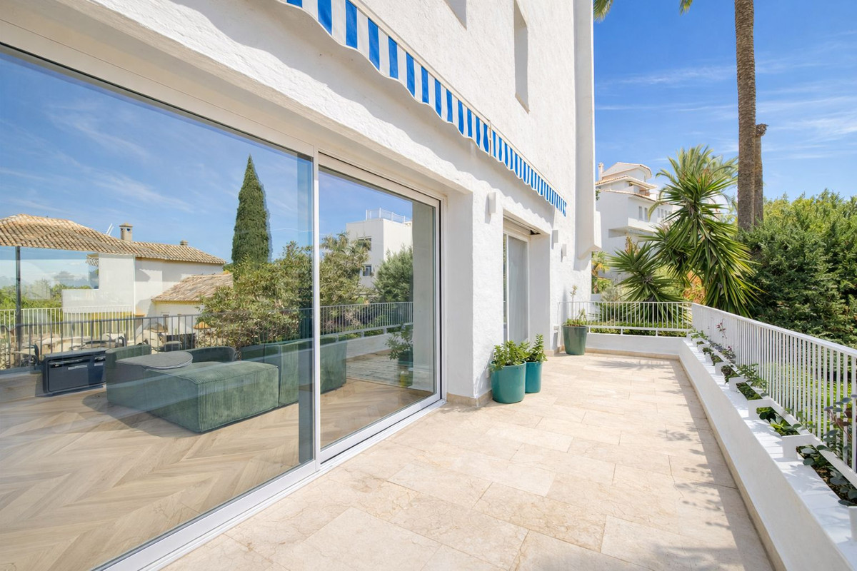 3 Bed Apartment for sale in Marbella Costa Del Sol, Málaga, Spain