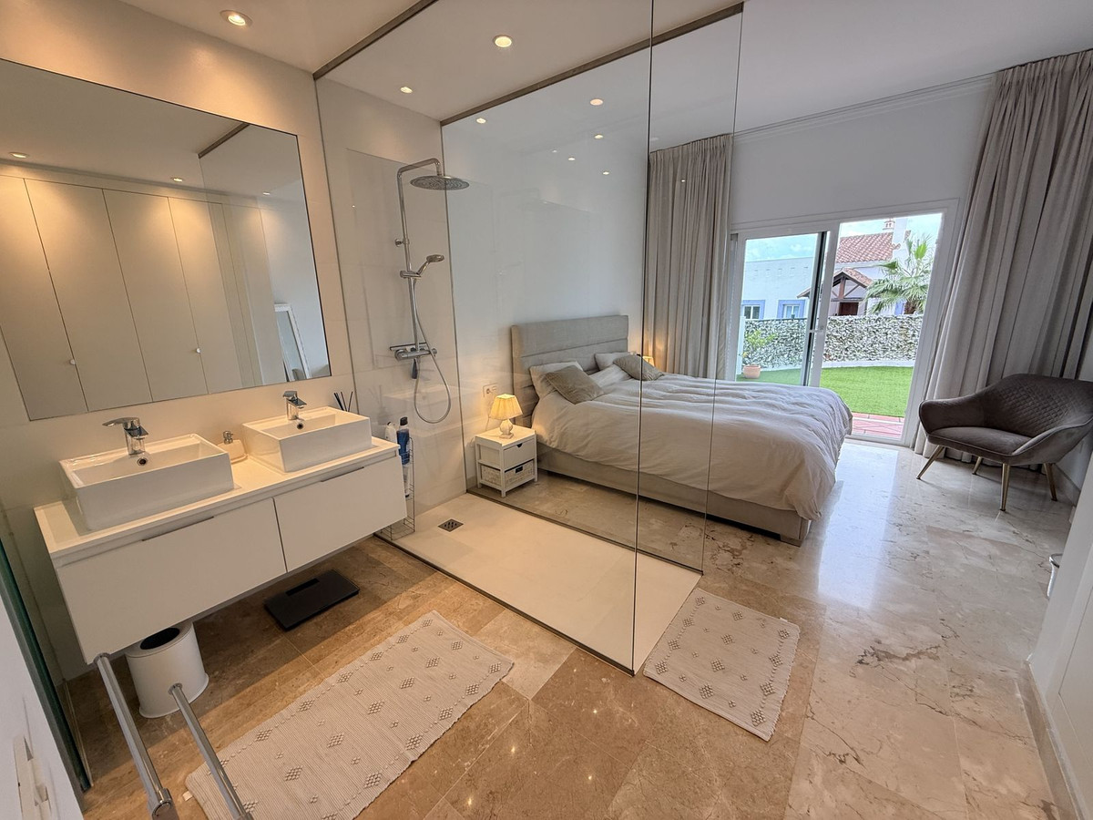 3 Bed Apartment for sale in Benahavís Costa Del Sol, Málaga, Spain
