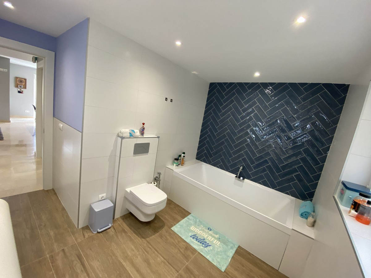 3 Bed Apartment for sale in Benahavís Costa Del Sol, Málaga, Spain