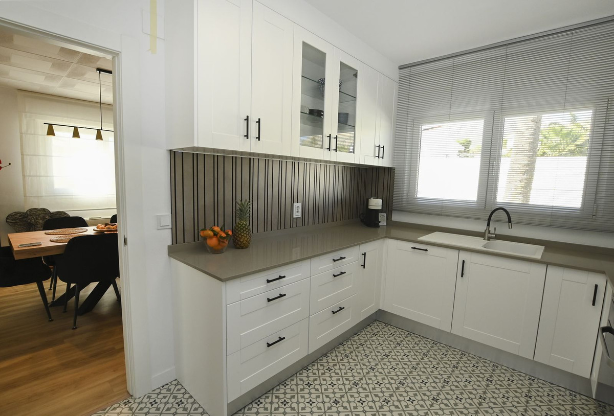 Se vende Villa - Chalet de 4 dormitorios en Costa Blanca, Alicante, España